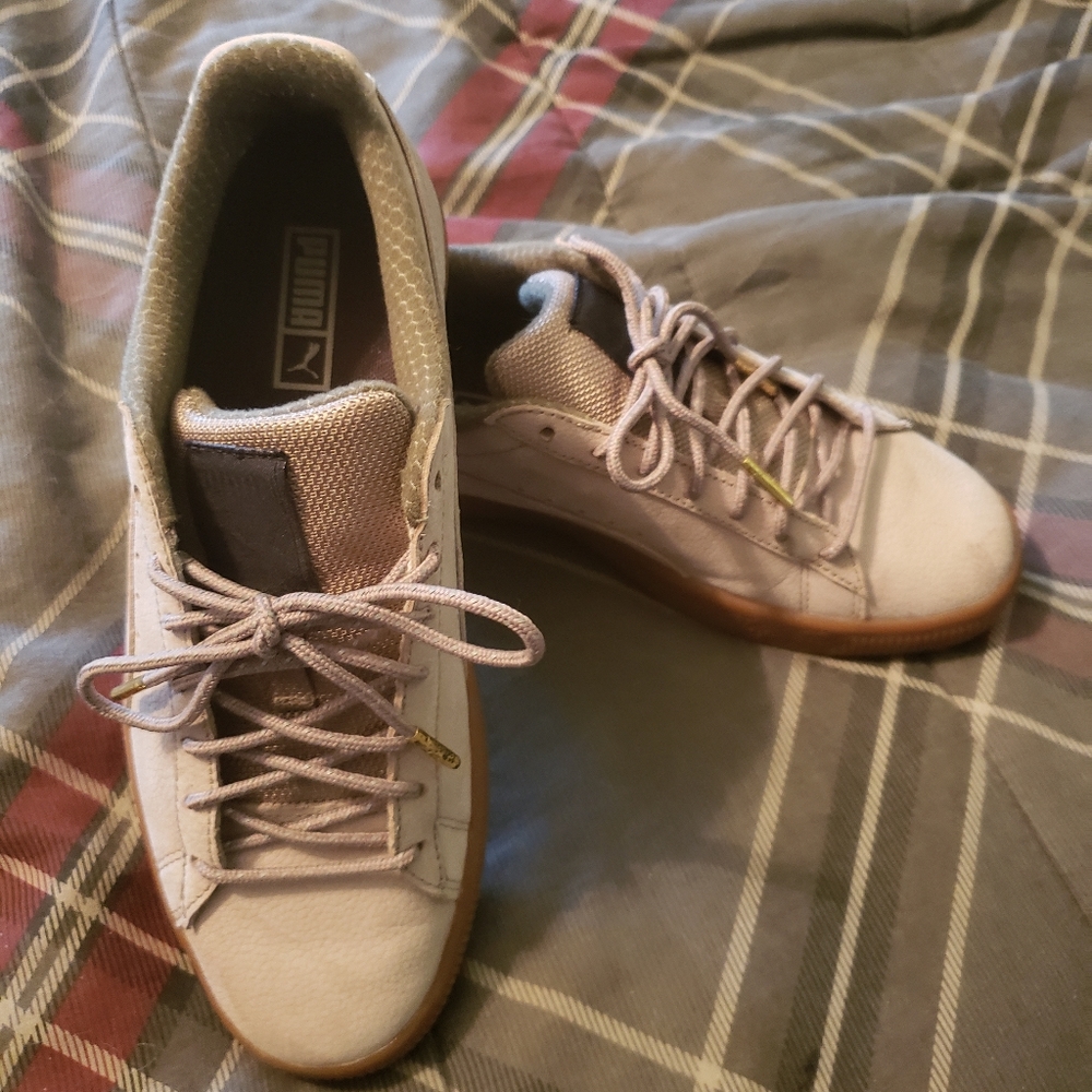 PUMA Clyde Mens Athletic Sneakers size 7.5 wore once.